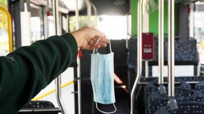Symbolbild: Gabi Schönberger
Mit Maske in den Schulbus ist nicht neu. Was aber seit Schulbeginn an diesem Dienstag anders ist: Weil jetzt alle Schüler wieder in die Schule müssen, werden die Busse wieder voll.