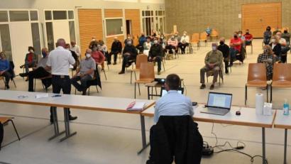 Bild: gf
Weit auseinander und mit Maskenpflicht: Die Bürgerversammlung in Kümmersbruck. Trotz unterschiedlicher Ansichten zum Solarpark Köfering blieben persönliche Anfeindungen außen vor.