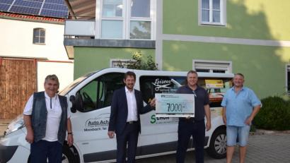 Bild: gi
SpVgg-Vorsitzender Helmut Meindl (Zweiter von rechts) und Vorsitzender der JFG (Jugendfördergemeinschaft) Jens Ketscher (rechts) freuten sich über die großartige Spende von 7000 Euro zum Kauf eines Kleinbusses für die Schüler- und Jugendfußballer und dankten Förderkreis-Vorsitzenden Gerhard Wittmann und Kassenverwalter Adolf Hammerl (von links).