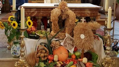 Bild: hzi
Erntedankaltar in der Pfarrkirche St. Jakobus in Thurndorf.