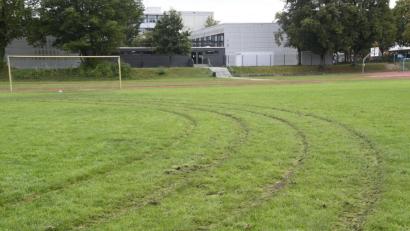 Bild: Petra Hartl
Die Spuren des Fahrzeugs sind auf dem Sportplatz beim Kepler Gymnasium deutlich zu erkennen.