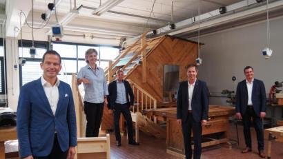 Bild: Bühner
In der Holzwerkstatt des Berufsbildungszentrums der Handwerkskammer in Weiden treffen sich (von links) Bundestagsabgeordneter Albert Rupprecht, Kreishandwerkerschafts-Geschäftsführerin Christa Neubauer-Kreutzer, Berufsbildungszentrums-Geschäftsführer Tobias Knauer, der stellvertretende Hauptgeschäftsführer der Handwerkskammer Hans Schmidt und IHK-Geschäftsstellenleiter Florian Rieder.