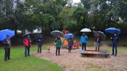 Bild: Kunz
Bei der Ortsbegehung in Neunkirchen wurde der Kinderspielplatz An den Weihern unter die Lupe genommen.