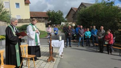 Bild: jzk
Die beiden Pfarrer Dirk Grafe und Thomas Kraus (von links) zelebrierten den ökumenischen Gottesdienst auf dem Dorfplatz in Oberndorf.