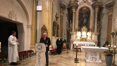 Bild: dob
Der ehemalige ILS-Leiter Herbert Putzer brachte sich in den ökumenischen Gottesdienst in der Stadtpfarrkirche ein, den Kaplan Alexander Ertl (links) mit dem evangelischen Stadtpfarrer Dieter Schinke (rechts) zusammen mit den BRK-Mitstreitern feierte.