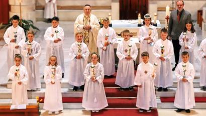 Bild: sche
18 Kinder aus der Pfarrei Aschach-Raigering feiern ihre Erstkommunion mit Pfarrer Eduard Kroher und Gemeindereferenten Toni Rauch.