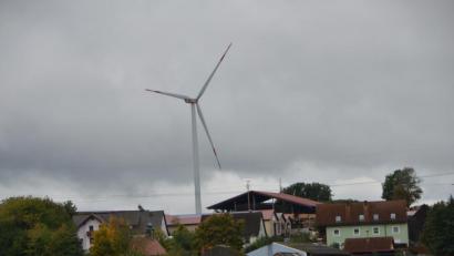 Bild: dob
Wenn es nach dem Willen der Freien-Wähler-Stadtratsfraktion geht, könnten sich auch bald auf dem Gebiet der Großgemeinde derartige Windräder drehen, wie hier bei Wittschau.