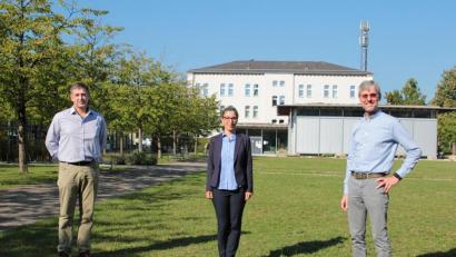 Bild: OTH Amberg-Weiden
Professor Werner Prell (links) und Professor Wolfgang Schindler begrüßen die neue Kollegin Johanna Stoussavljewitsch.