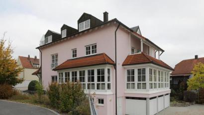 Bild: Wolfgang Steinbacher
Das ehemalige Hotel "Am Hofgarten" in Neustadt soll in ein Wohnheim des Heilpädagogischen Zentrums umgebaut werden. Die gesetzlich vorgegebenen Auflagen treiben die Kosten in die Höhe.