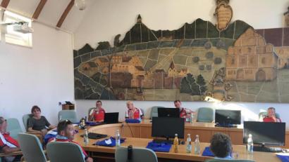 Bild: Peter Umminger/exb
Im Sitzungssaal des Pfreimder Rathauses empfing stellvertretende Bürgermeisterin Johann Mertins (links) die Radler aus Grünsfeld, die diese Pause zu schätzen wussten.