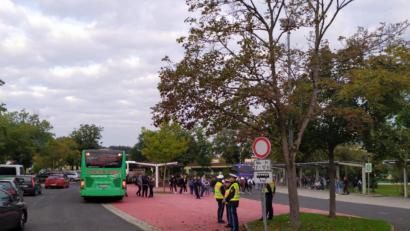 Bild: Markus Schlegel/exb
Die Polizei am Busbahnhof der Real- und Mittelschule in Neunburg vorm Wald.