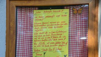 Bild: dob
Auf dem Schild im Fenster verkündeten die bisherigen Pächter, Alexandra und Peter Dobner, das Aus ihrer Behringer-Pacht.