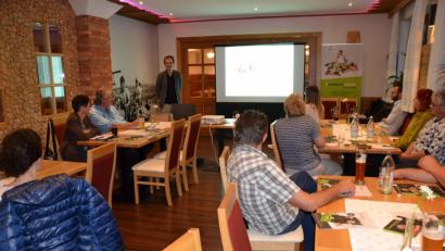 Bild: gi
Alexander Treml (vorne) von der Regiothek informierte die Landwirte, wie sie ihre regionalen Produkte vermarkten können.