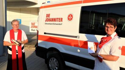 Bild: Andreas Denk/exb
Pfarrerin Heidi Gentzwein (links) segnete das neue Fahrzeug,. Mit im Bild: Ortsbeauftragte Andrea Scherübl (rechts).