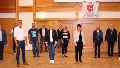 Bild: u
Seit der ersten Mitgliederversammlung ist der Vorstand der Narrhalla Hirschau komplett (von links): Martin Merkl, Holger Schwandner, Bürgermeister Hermann Falk, Christian Kellner, Karl Wiesnet, Vizepräsidentin Michaela Meier, Heidi Hirschmann, Andrea Wiesnet, Präsidentin Regina Merkl, LVO-Präsident Arthur Troidl, LVO-Archivar Manfred Enders und Annika Scheffler.