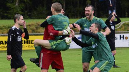 Bild: mhs
Die Spieler des FC OVI-Teunz jubeln nach dem 1:0-Sieg im Kreispokalfinale gegen den TSV Detag Wernberg.