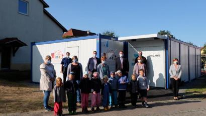 Bild: Stefanie Gradl
Erzieherin Theresa Ernstberger, Geschäftsleiter Harald Kergl, Erzieherin Franziska Auer, BRK-Kreisgeschäftsführer Sebastian Schaller, Kindergartenleiterin Agnes Strobl, Bürgermeister Hans-Martin Schertl, Anja Hopf vom BRK, Bauamtsleiter Stefan Ertl und Olga Keil vom Kreisjugendamt (von links) besichtigten zusammen mit einigen Kindern die Containerlösung.