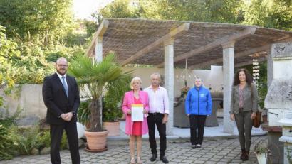 Bild: Landratsamt Neustadt a.d.Waldnaab / Marcel Weidner
Landrat Andreas Meier (links) überreicht die Urkunde über die Fünf-Sterne-Klassifizierung an 
Monika und Wolfgang Käß. Mit dabei sind Christina Kircher vom Tourismusverband
Oberpfälzer Wald (Zweite von rechts) und Sandra Henkens , Tourismusbeauftragte der
Stadt Windischeschenbach (rechts)