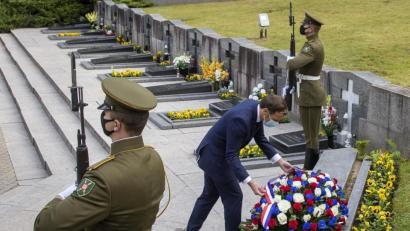 Bild: Mindaugas Kulbis/AP/dpa
Nach seinem Besuch bei den Soldaten in Rukla legte der französiche Emmanuel Macron auf dem Antakalnis-Gedächtnisfriedhof in Vilnius einen Kranz nieder.