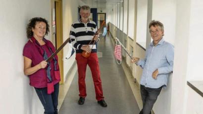 Bild: Leon Baatz, BR-Bildmanagement
Vor der Sendung: Evi Strehl (BR), Georg Pilhofer und Stofferl Well (von links) mit ihren Instrumenten.