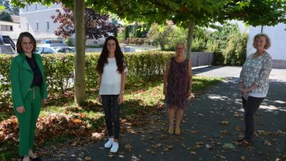Bild: jr
Nadja Mark (Zweite von links) ist die erste Schulsozialpädagogin im Schulamtsbezirk. Die 22-Jährige wird an den Grundschulen Tirschenreuth und Immenreuth eingesetzt. Schulrätin Martina Puff (links) freut sich mit den Schulleiterinnen Gabriele Grünwald und Gudrun Lehner (von rechts) über die Unterstützung.