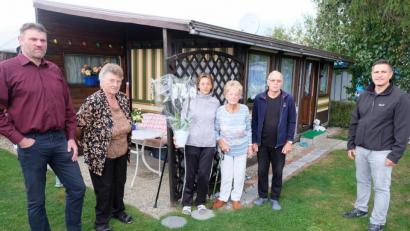 Bild: do
Im hohen Alter von 98 Jahren sagt Dauercamperin Christine Schulz dem Rußweiher-Campingplatz Götz Ade. Seit 1972 gehörte sie zum familiären Camperstamm. Im Bild (von links) die Platzeigentümer Günter und Leni Götz, Enkelin Elke Bauernschmitt, Christine Schulz, Sohn Klaus Jäger und Bürgermeister Marcus Gradl.