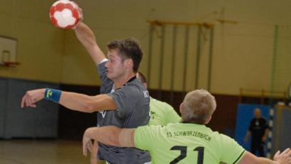 Bild: gb
Valentin Kurzeck (links, im November 2018 im Spiel gegen Schwarzenbach) kehrt nach einem einjährigen Gastspiel bei der HSG Fichtelgebirge zu seinem Heimatverein HC Tirschenreuth zurück.