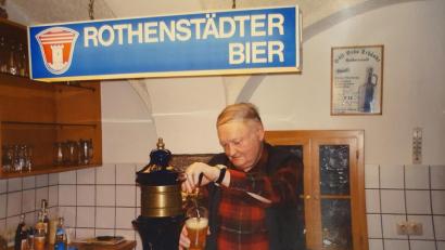 Repro: Dobmeier
Braumeister Ernst Hösl am Zapfhahn vor zirka zehn Jahren, als er noch sein selbstgebrautes Bier ausgeschenkt hat.