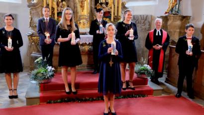 Bild: le
Einen großen Festtag erleben vier Mädchen und drei Buben bei ihrer Konfirmation durch Pfarrer Wilfried Römischer.