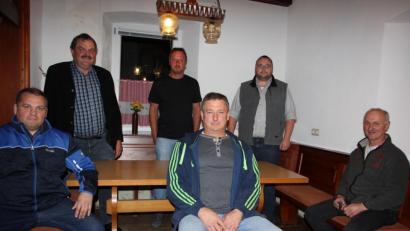 Bild: kro
Die neu gewählte Führungsmannschaft der Bulldogfreunde Thanhausen mit (vorne, von links) Andreas Fenzl, Vorsitzendem Wolfgang Schüßler und Albert Hecht sowie (hinten von links) Zweitem Bürgermeister Michael Schedl, Uwe Franz und Norbert Gleissner.