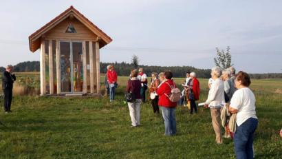 Bild: u
„Das Wunder der Schöpfung wahren“ – unter diesem Motto unternahmen die Vereine des Frauenbund-Bezirks Sulzbach-Rosenberg eine Bibelwanderung. Ziel war die neu errichtete Kapelle zum heiligen Norbert von Xanten. Dort wurde unter Leitung des geistlichen Beirats Pfarrer Christian Schulz (stehend links) eine Schöpfungsandacht gefeiert. Musikalisch begleitet wurde sie von Marie Hirsch und Christian Aufschneider (sitzend links).