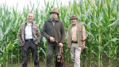 Bild: cvl
Jagdpächter Rainer Bayer (Mitte) mit seinen Kollegen Herbert Tretter (links) und Bruno Ponnath (rechts).