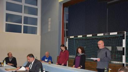 Bild: fla
Der Verein "Reha-Zentrum Oberpfalz" plant ein Pilotprojekt. Einrichtungsleiter Uwe Peter (stehend, rechts) stellt mit seinen Kolleginnen Melanie Bruckner (Therapeutische Leitung, stehend, Mitte) und Caroline Schneider (Sozialpädagogin und Suchttherapeutin, stehend, links) in der Marktratssitzung das Konzept vor.