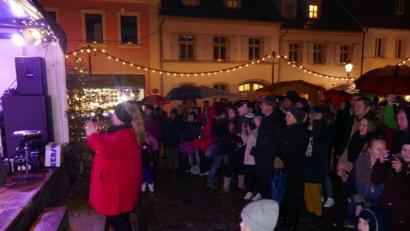 Archivbild: sne
So sah der Grafenwöhrer Adventsmarkt zu normalen Zeiten aus: Bürgermeister Edgar Knobloch und die Bürger lauschen dicht gedrängt dem Auftritt der Fußballer. Das wird es in Zeiten von Corona heuer nicht geben, doch das Gremium "Märkte" denkt über eine Alternative nach.