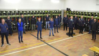 Bild: fjo
Kreisbrandrat Marco Saller (Dritter von rechts) kümmert sich als Schiedsrichter um die Prüfungsabnahme seines Kreisbrandmeisters Matthias Schmidt (Zweiter von rechts), während Christian Zintl (links) mit Stufe sechs das höchste Abzeichen schafft.