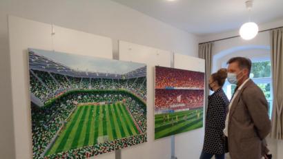 Bild: amö
Auch ein künstlerischer Blick in Fußballstadien erwartet die Besucher bei der Ausstellung im Thammer-Haus. Dort präsentierte die einheimische Künstlerin Katharina Gierlach einen Querschnitt ihrer Werke.