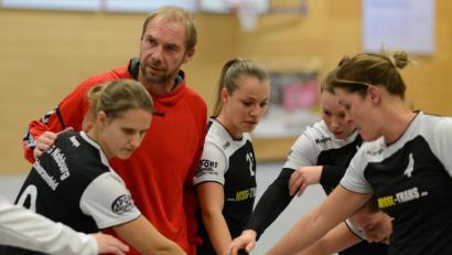 Bild: ham
Trainer Karl Söllner (Zweiter von links) und seine HSG-Damen schwören sich auf die neue Saison ein. Der Aufsteiger startet am Samstag gegen den TS Herzogenaurach II.