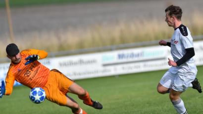 Bild: A. Schwarzmeier
Der Neustädter Keeper Sebastian Burucker stand gegen Marius Göhl wiederholt auf verlorenem Posten. Der 19-jährige Pressather Angreifer erzielte vier Tore beim 8:1-Sieg seiner Mannschaft