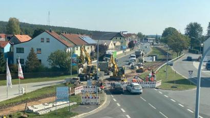 Bild: Tobias Reiter/exb
Der Bahnübergang an der Bundesstraße 299 auf Höhe des Fliesengeschäfts Gradl wird derzeit Instand gesetzt. Wegen der Vollsperrung kommt es teilweise allerdings zu Verkehrschaos.