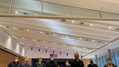 Bild: Sebastian Dippold
Die Lichtanlage in der Stadthalle Neustadt/WN wurde komplett erneuert. Das freut neben dem Bürgermeister auch die vielen Helfer.