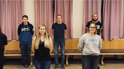 Bild: Stefanie Hebenstreit/exb
Das Vorstandsteam der Landjugend Münchenreuth mit (hintere Reihe, von links) Sebastian Männer, Lukas Forster, Bernhard Gradl, David Wifling sowie in der vorderen Reihe Franziska Kraus, Veronika Kraus, Anika Männer, Stefanie Hebenstreit.