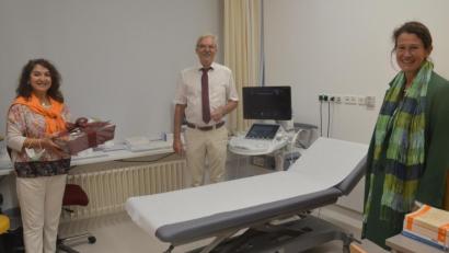 Bild: Kunz
Die beiden Gynäkologinnen Dr. Sema Tasali-Stoll (links) und Dr. Birgit Mislik verabschieden ihren ehemaligen Ausbilder Dr. Karl-Heinz Mark.