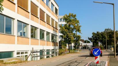 Bild: Hösamer
Die Zufahrtssituation am Beruflichen Schulzentrum Schwandorf wird neu geregelt. Eine Verschwenkung der Glätzlstraße Richtung Bahngleis (rechts) schafft Raum für Bushaltestellen und Querungshilfen.