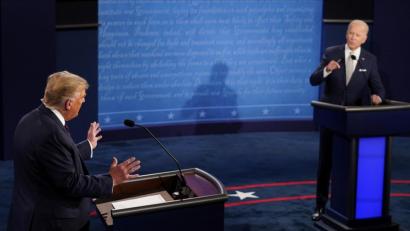 Bild: Morry Gash/dpa
US-Präsident Donald Trump (l) und Herausforderer Joe Biden liefern sich einen Schlagabtausch.