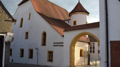 Bild: bnr
Ein wichtiger Werbeträger für Nabburg ist das Stadtmuseum Zehentstadl. Derzeit ist es für Ausstellungen wegen Corona geschlossen. Vom 6. November bis 7. Februar öffnet es für die Ausstellung "Aller Heiligen" wieder seine Türen.