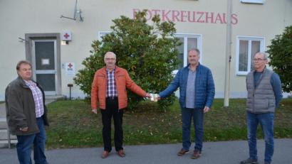 Bild: dob
Der Vorsitzende der Kinderkrebshilfe in der Region Oberpfalz Nord, Herbert Putzer (Zweiter von links), freute sich über die 250-Euro-Spende des katholischen Männervereins Altenstadt mit Kassier Josef Singer, Vorsitzendem Josef Kick und Schriftführer Gerhard Pohl (von links).