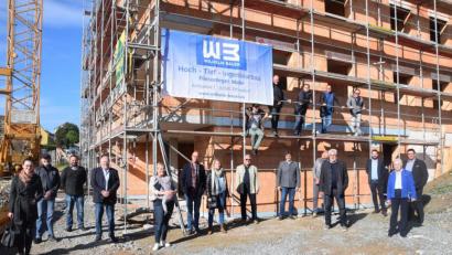 Bild: fz
Der Rohbau des ersten Hauses mit zwölf Wohnungen in der Xaver-Lindner-Straße steht. Dem soll ein weiteres gleicher Größe folgen.