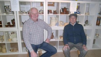 Bild: u
Die Steingutausstellung des Festspielvereins ist am Sonntag, 4. Oktober, bei freiem Eintritt von 14 bis 17 Uhr geöffnet. Zu sehen sind rund 1000 Exponate aus den Dorfner-, Carstens- und Luckscha-Epochen. Ein Teil der Exponate stammt aus dem Nachlass des 2017 verstorbenen Kulturdirektors Michael Popp (rechts). Er weckte 2004 bei den Hirschauern das Bewusstsein für die wirtschaftliche und kulturelle Bedeutung der 130 Jahre währenden Steingutproduktion. Mit dem Festspielvereinsvorsitzenden Altbürgermeister Hans Drexler (links) war er sich in dem Ziel einig, mittelfristig ein Steingutmuseum einzurichten.