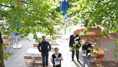 Bild: tk
Julian Maier (vorn) und Christian Klostermann (rechts) freuen sich über die Urkunden, die sie von Oberpfalz-Marketing-Geschäftsführer Christoph Aschenbrenner (links) und Bezirkstagspräsident Franz Löffler erhalten haben.