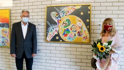 Bild: Klinikum Fichtelgebirge/exb
Klinikgeschäftsführer Martin Schmid und Olga Franzke bei der kleinen Vernissage.
